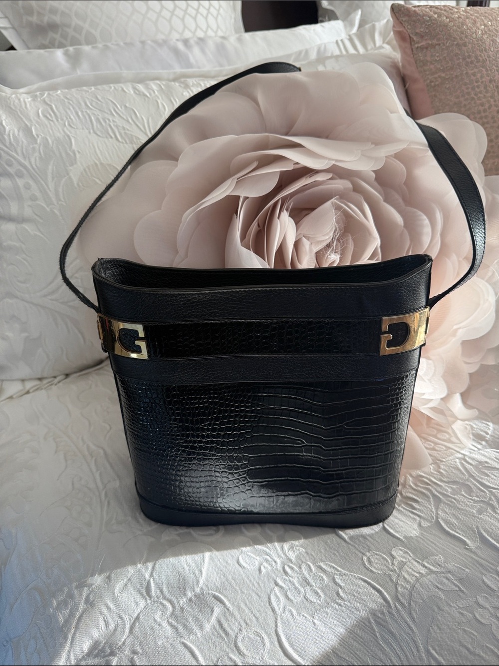 Vintage Gucci Black Croc-Embossed Leather Shoulder Bag with Gold Accents